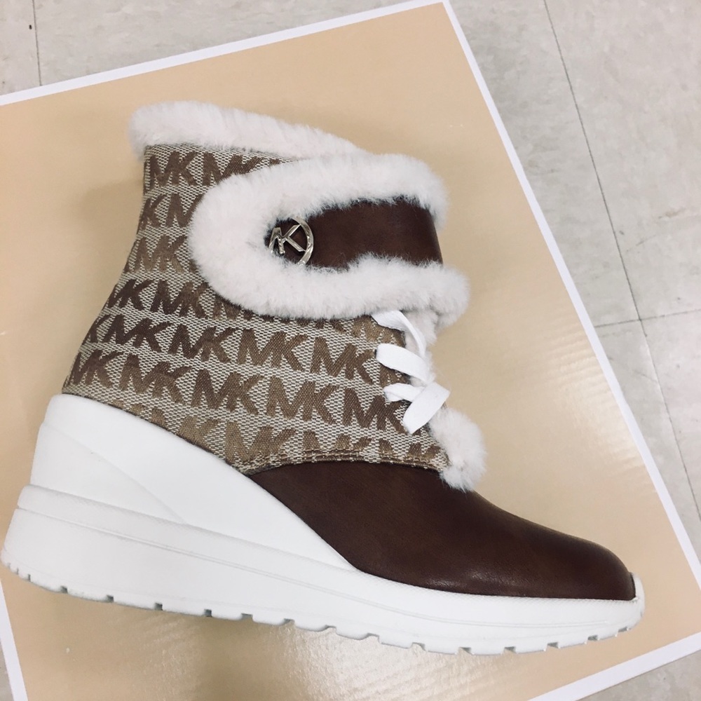 🤎🤍🤎Michael Kors 🤎Girls Velcro boots🤍🤎 - Picture 2 of 8